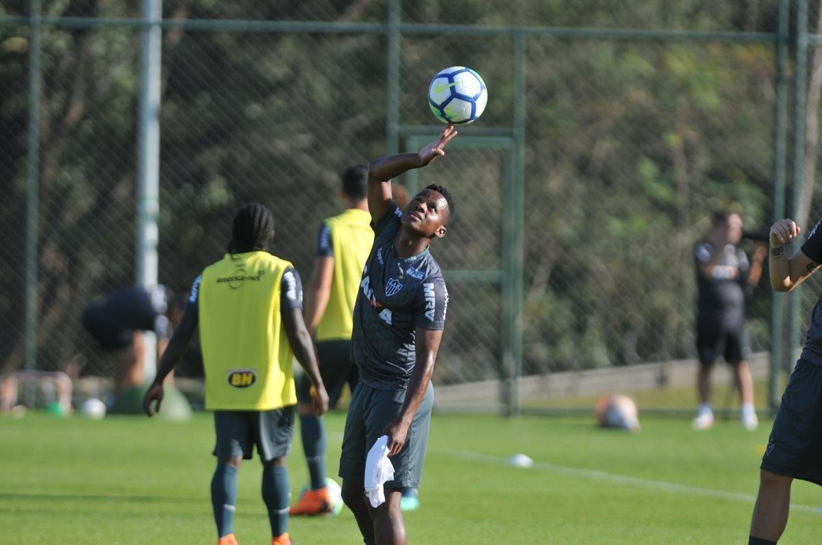 Elenco atleticano fez trabalho ttico orientado por Larghi antes de jogo-treino contra o Coimbra