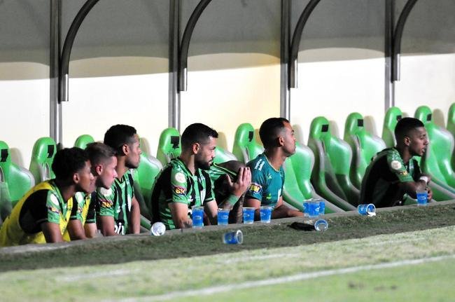 Jogadores e comiss�o t�cnica festejaram muito a vit�ria com a torcida no dia do anivers�rio de 110 anos do Am�rica