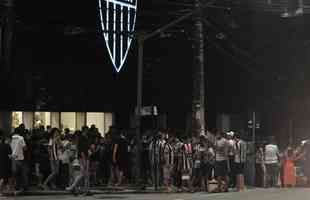 Torcedores do Atltico se concentraram em frente  sede do clube, no bairro de Lourdes, em BH, para festejar o ttulo da Supercopa do Brasil sobre o Flamengo. Galo derrotou rubro-negros nos pnaltis na Arena Pantanal, em Cuiab