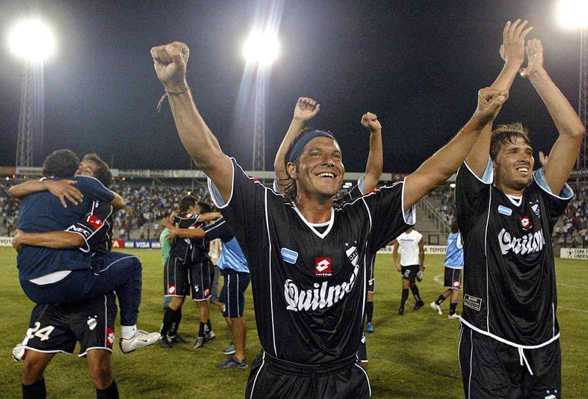 2005 - Quilmes (ARG) e Colo Colo (CHI) empataram a ida por 0 a 0, na Argentina. Na volta, empate por 2 a 2 e time argentino classificado pelo critrio do gol qualificado fora de casa.