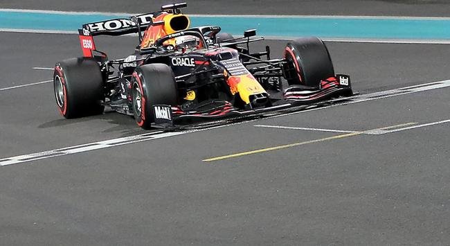 Max ultrapassou Lewis Hamilton, da Mercedes, na �ltima volta e venceu o GP de Abu Dhabi