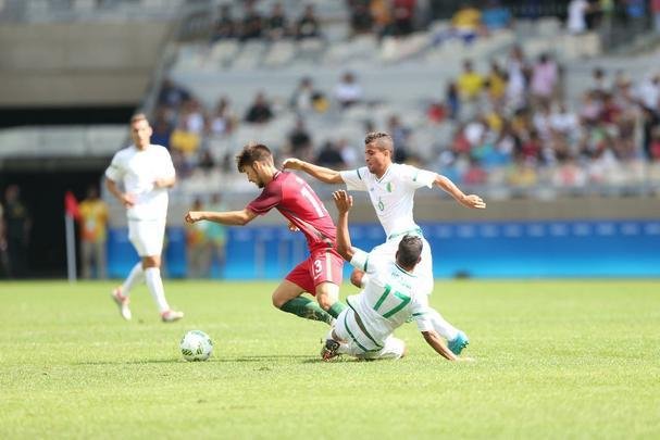 Portugal e Arglia empataram por 1 a 1 no Mineiro. Resultado fez os lusitanos avanarem s quartas de final em primeiro. Honduras passou em segundo. Surpreendentemente, Argentina est eliminada dos Jogos do Rio j na primeira fase do futebol masculino 