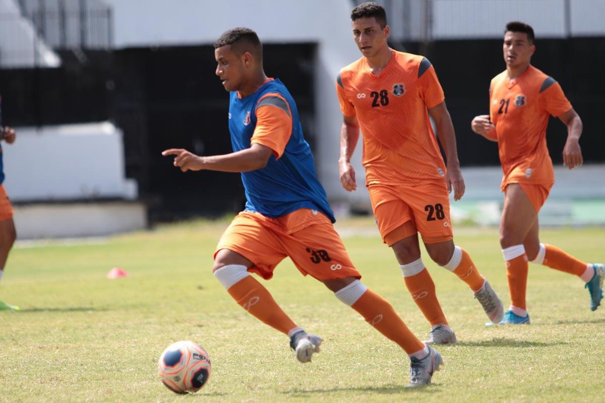 Jogadores do Santa Cruz treinaram no estádio do Arruda, já apresentando trabalhos com bola no gramado, sob a supervisão do técnico Itamar Schülle. Todos os atletas e os membros da comissão técnica seguem submetidos às medidas de afastamento social.