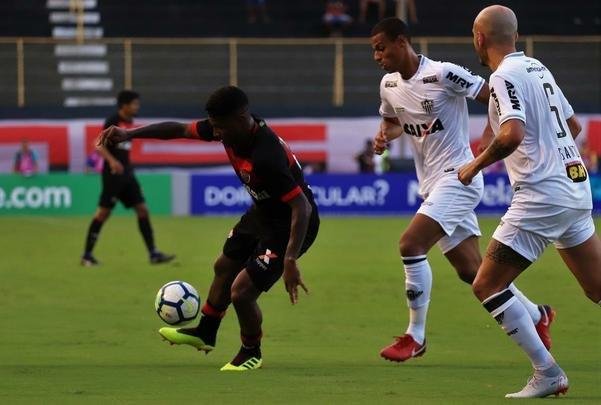 Vitória derrotou Atlético por 1 a 0, no Barradão, com gol de Léo Ceará