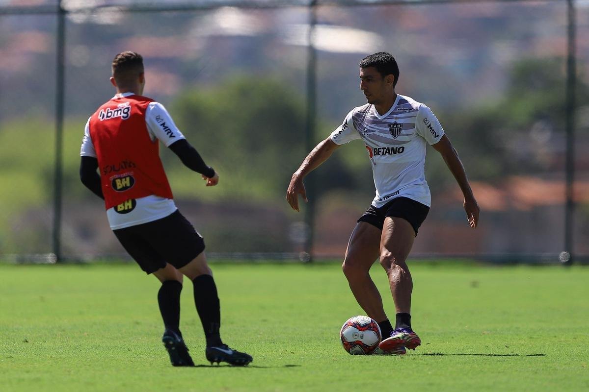 Fotos do coletivo entre profissionais e sub-20 do Atltico