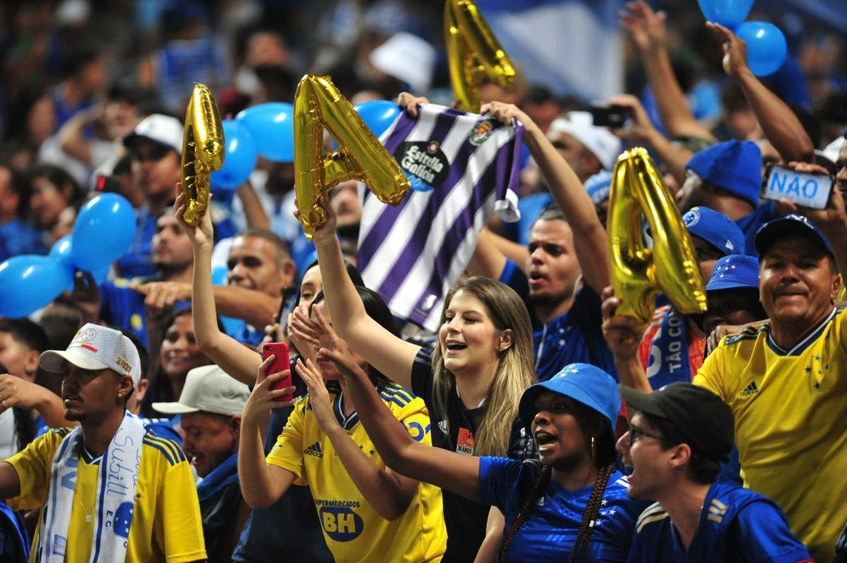 Festa da torcida do Cruzeiro no Mineiro diante do Vasco pela Srie B