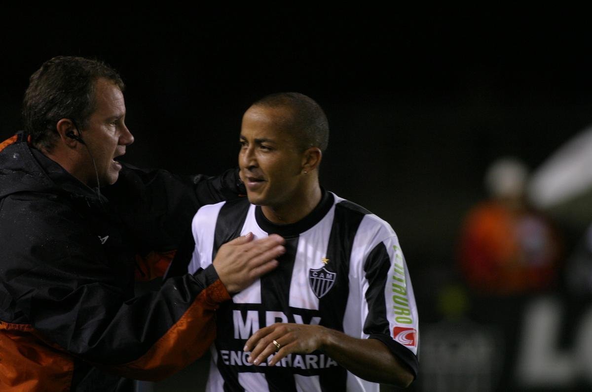 Paulo Bonamigo (esquerda) comemora com Alex Mineiro (direita). No comando do Atltico, foram quatro jogos contra o Cruzeiro, com trs vitrias e uma derrota. Todas as partidas foram disputadas em 2004.