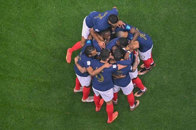 Fotos do gol de Theo Hernndez para a Frana na semifinal contra o Marrocos