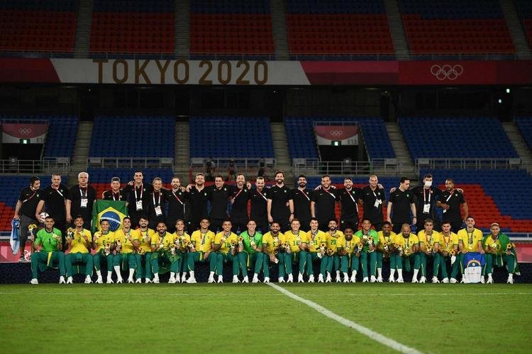 Jogadores da Seleo Brasileira recebem a medalha de ouro pela conquista olmpica no futebol