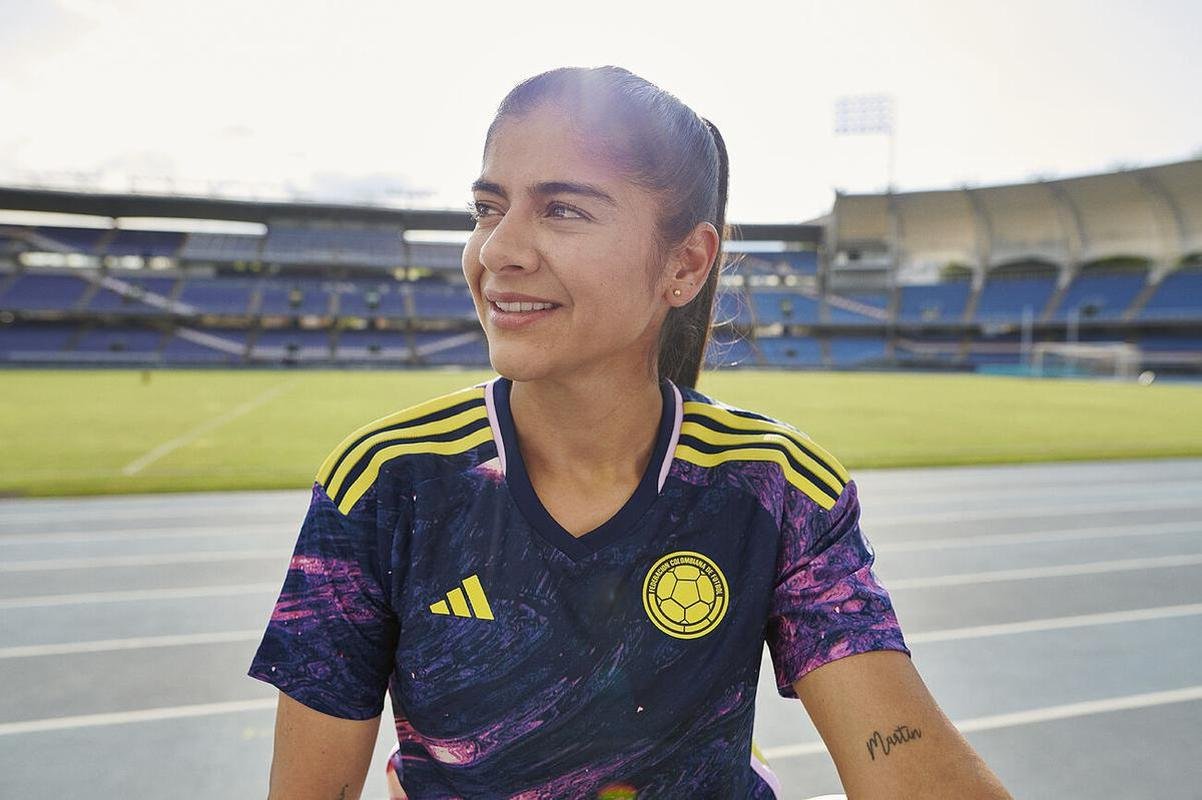 A Adidas utilizou as cores tradicionais da federao, reimaginadas atravs da lente da gua corrente e do reflexo da luz 