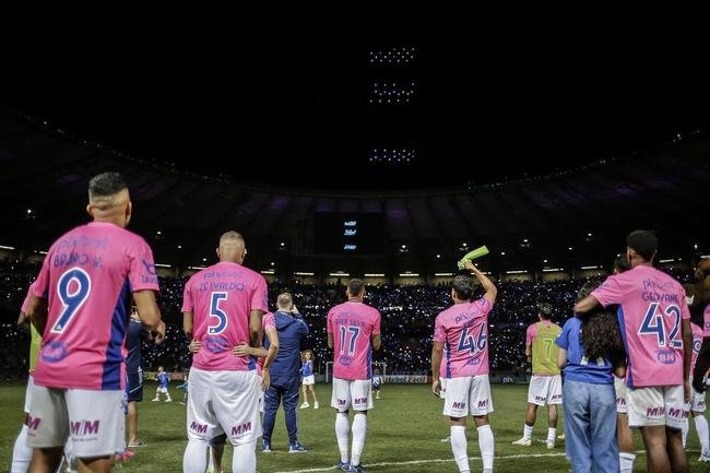 Em baile no c�u, drones levaram torcedores do Cruzeiro ao del�rio no Mineir�o depois do jogo com o Ituano. Em sobrevoo, foram formadas frases e palavras felicitando o clube pelo t�tulo e pela volta � S�rie A