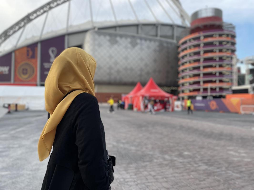 Ambiente masculino e machista do futebol se reproduz em propores maiores na Copa do Mundo. H mulheres como torcedoras nos estdios, mas em pequena quantidade