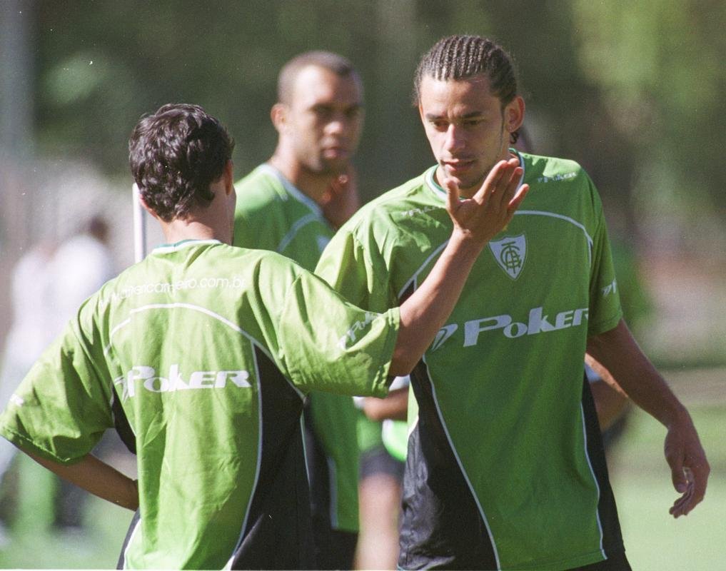 Fred aparece com novo penteado em treino do Amrica