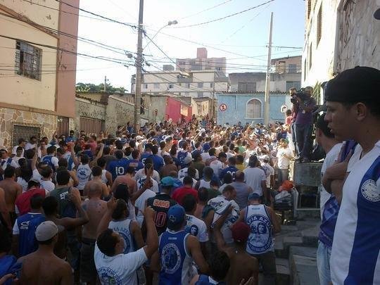 Torcids do Cruzeiro na chegada ao Independncia (Rua Ismnia Tunes, no Horto)