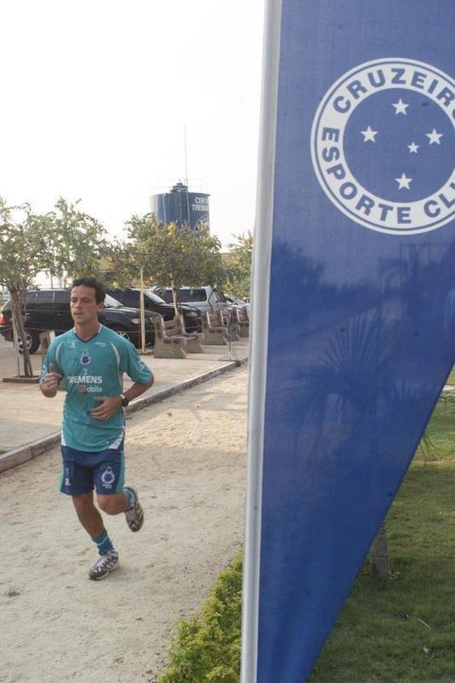 Fernando Diniz foi contratado como jogador pelo Cruzeiro em agosto de 2004. O ex-meia teve uma curta passagem pela equipe celeste, com apenas oito partidas, sem balanar as redes