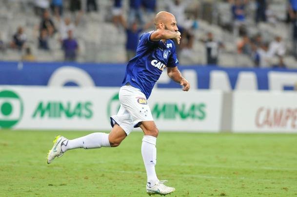 Bruno Rodrigo, de cabea, abriu o placar para o Cruzeiro no Mineiro