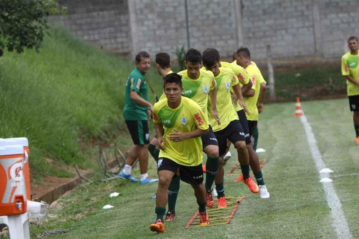 O elenco do Amrica se reapresentou para a temporada 2015 na tarde desta segunda-feira, no CT Lanna Drumond. Depois de reunio com integrantes do conselho de administrao, os jogadores foram para um campo secundrio, onde realizaram o primeiro trabalho com bola. O gramado principal passa por reformas.