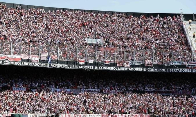 Torcedores do River Plate na final da Libertadores, contra o Boca Juniors, no Monumental de Nez
