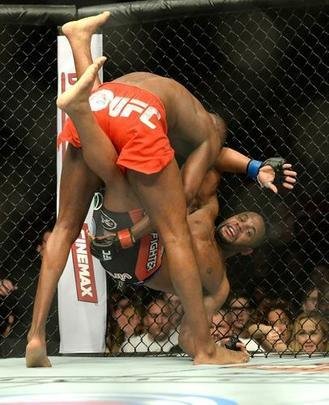 Jon Jones (bermuda vermelha) venceu Daniel Cormier por decisão unânime e manteve o cinturão