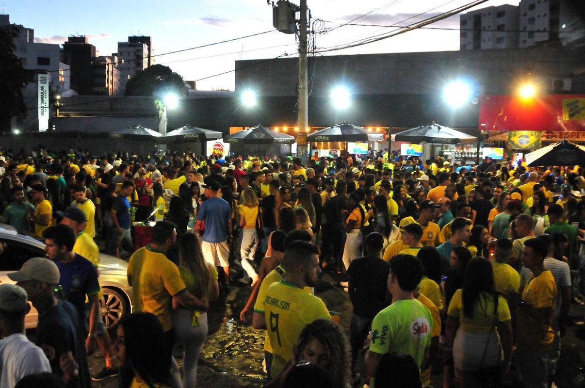 Movimento na Rua Alberto Cintra, em BH, durante jogo do Brasil contra a Srvia, pela abertura da Copa do Mundo do Catar