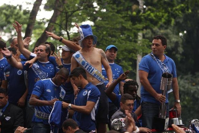 Depois de vencer o Vitria por 3 a 1 no Barrado, em Salvador, na noite de 13 de novembro de 2013, e confirmar o tricampeonato brasileiro, o Cruzeiro desembarcou em Confins numa quinta-feira e foi recebido por milhares de pessoas nas ruas de Belo Horizonte. O elenco desfilou em carro pela Avenida Antnio Carlos, pela Avenida Afonso Pena, no Centro, e foi em direo  sede do Barro Preto. Esta, sem dvida, foi a festa que envolveu o maior nmero de pessoas na capital mineira.