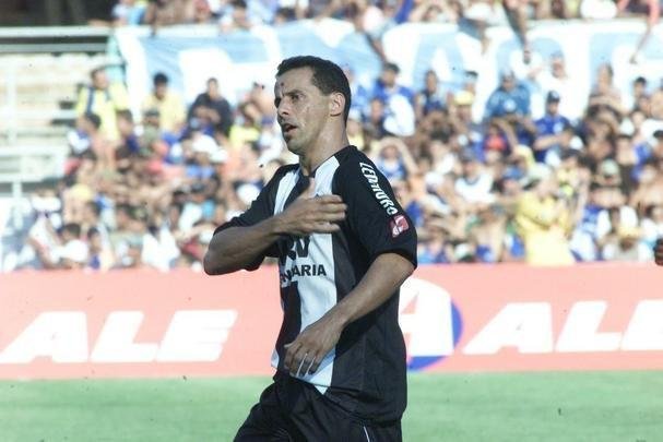 21º - Euller - 2005 - 44 jogos / 13 gols - 0,295 por jogo