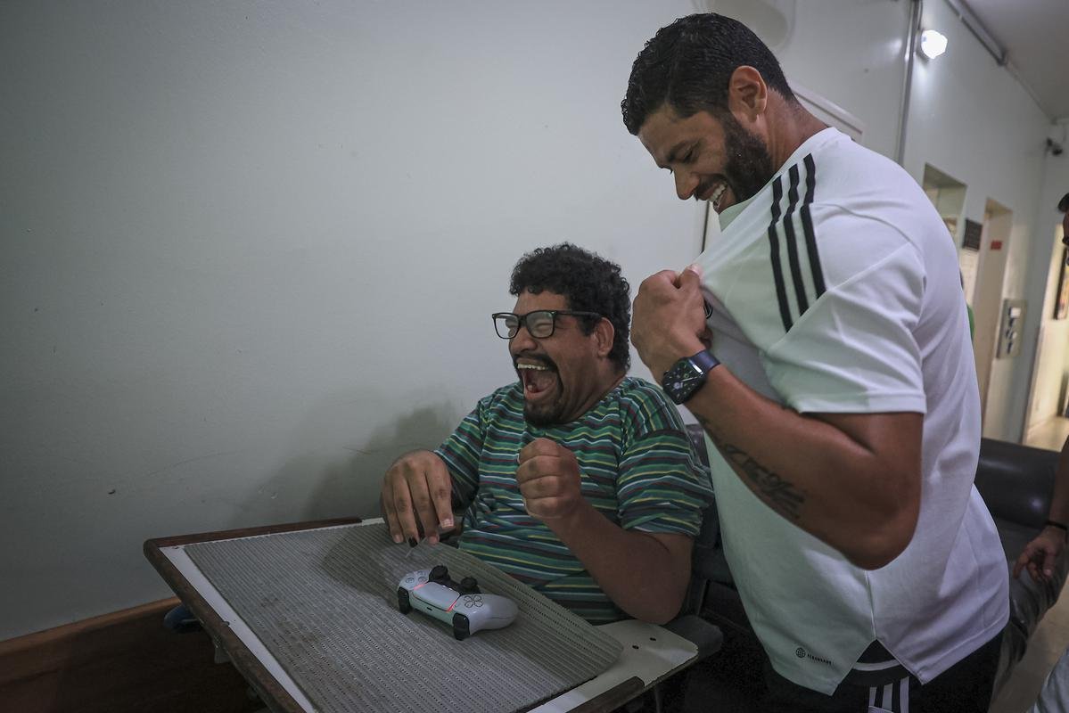 Jogadores do Atltico visitam Ncleo Assistencial Caminhos para Jesus