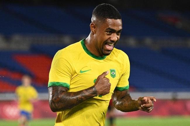 Fotos da festa dos jogadores brasileiros com a conquista da medalha de ouro em Tquio no futebol. Seleo  bicampe olmpica e de forma consecutiva