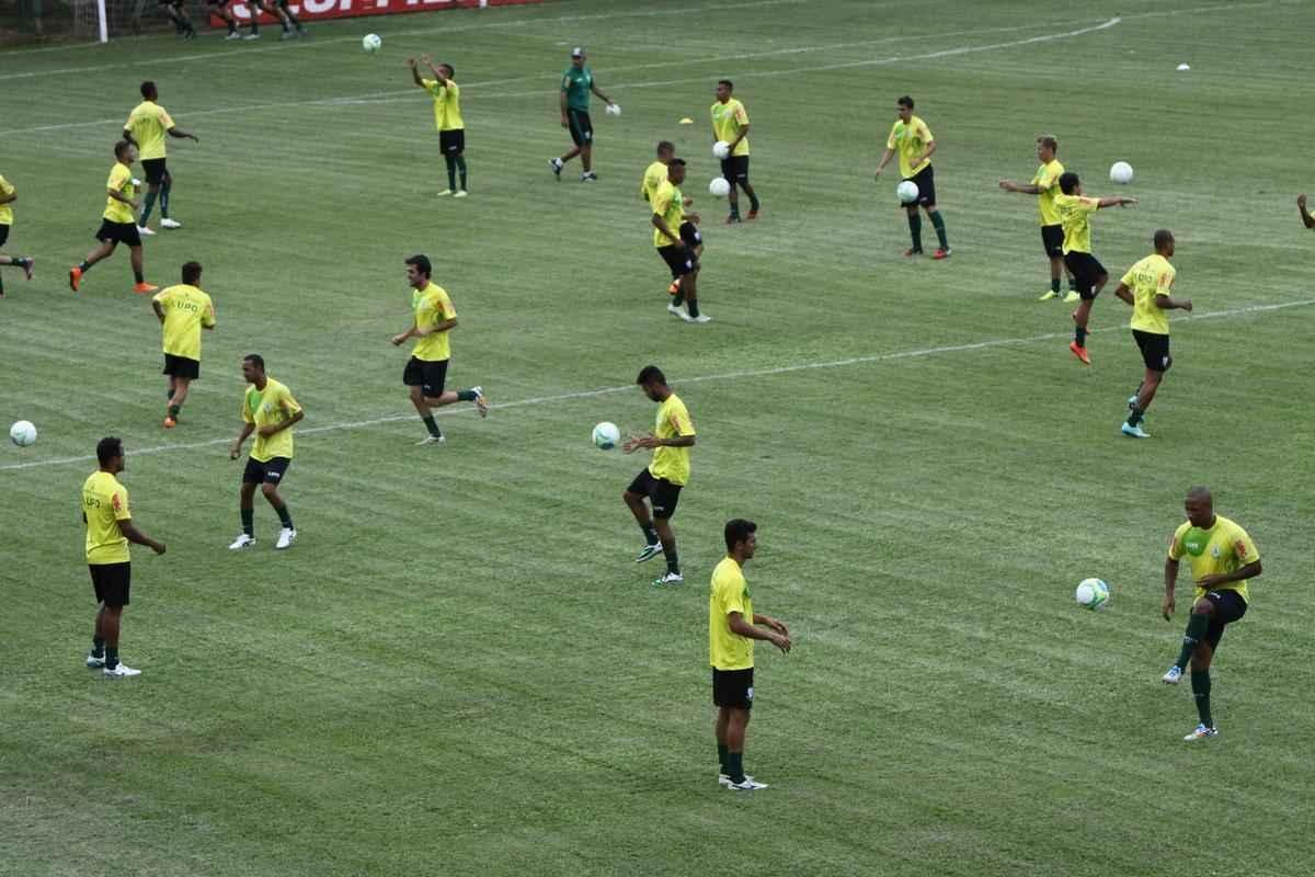O elenco do Amrica se reapresentou para a temporada 2015 na tarde desta segunda-feira, no CT Lanna Drumond. Depois de reunio com integrantes do conselho de administrao, os jogadores foram para um campo secundrio, onde realizaram o primeiro trabalho com bola. O gramado principal passa por reformas.