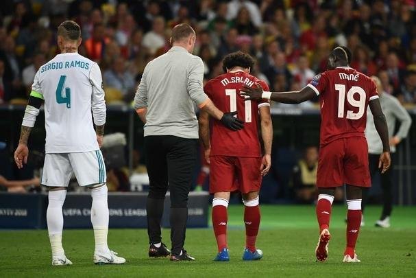 Salah, do Liverpool, sofreu falta de Sergio Ramos, machucou ombro esquerdo e deixou a final no primeiro tempo