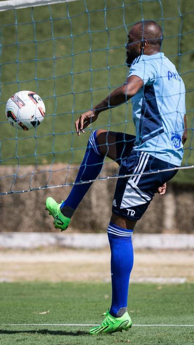 Fotos do treino do Cruzeiro nesta quinta-feira (4), na Toca da Raposa II, em Belo Horizonte. Time celeste enfrentar o Tombense no sbado, s 19h, no Mineiro, pela Srie B.