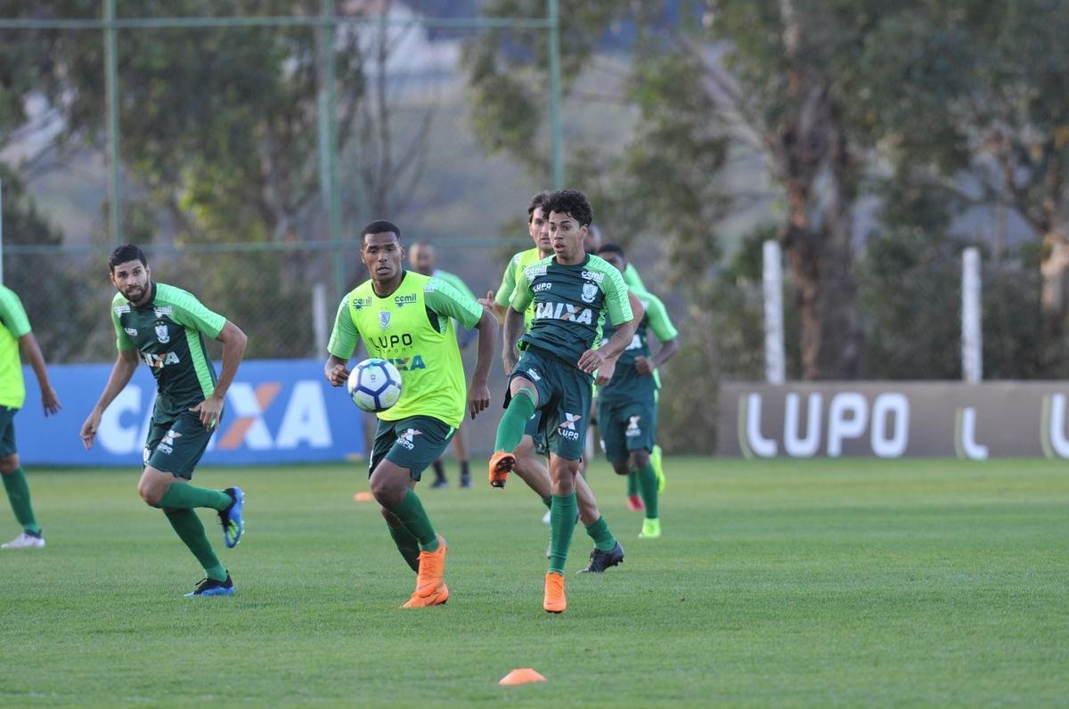 Depois de reunio com elenco e diretoria, Adilson Batista observou treino comandado por Drubscky no Amrica