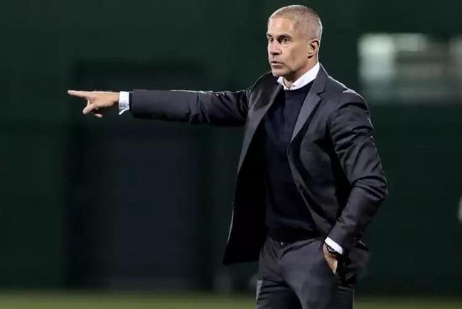 Ex-Corinthians, Sylvinho está livre no mercado. Ele tem 48 anos e também passou pelo Lyon, da França