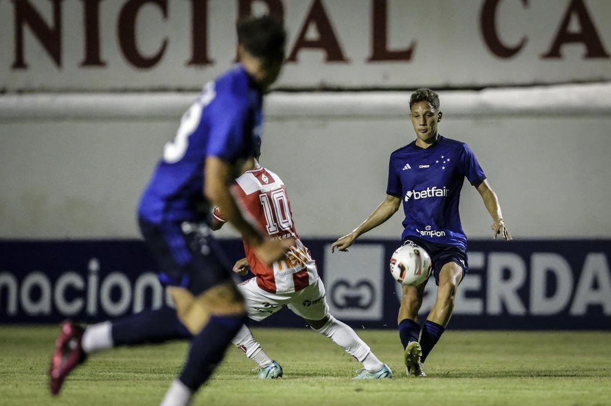 Neste sbado (18/2), o Cruzeiro visitou o Alapo do Bonfim, em Nova Lima, para medir foras com o Villa Nova, pela 6 rodada do Campeonato Mineiro. O time celeste venceu por 4 a 0 - gols de Gilberto (3) e Mateus Vital.