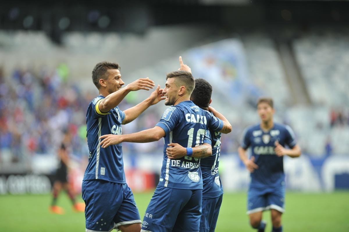 Fotos do jogo entre Cruzeiro e Atltico-PR, no Mineiro, pela 32 rodada do Brasileiro