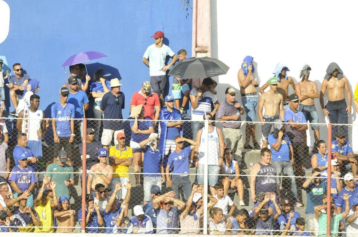 Torcidas de Cruzeiro e Guarani lotaram estdio Fario e casas do entorno, em Divinpolis, para assistir ao duelo de abertura do Campeonato Mineiro 2019
