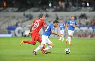 Imagens do duelo entre Cruzeiro e Internacional, no Mineiro, pela 22 rodada do Brasileiro 