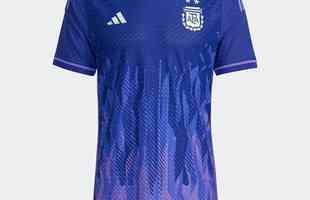 A camisa II da Argentina para a Copa do Mundo  violeta e foi produzida pela Adidas