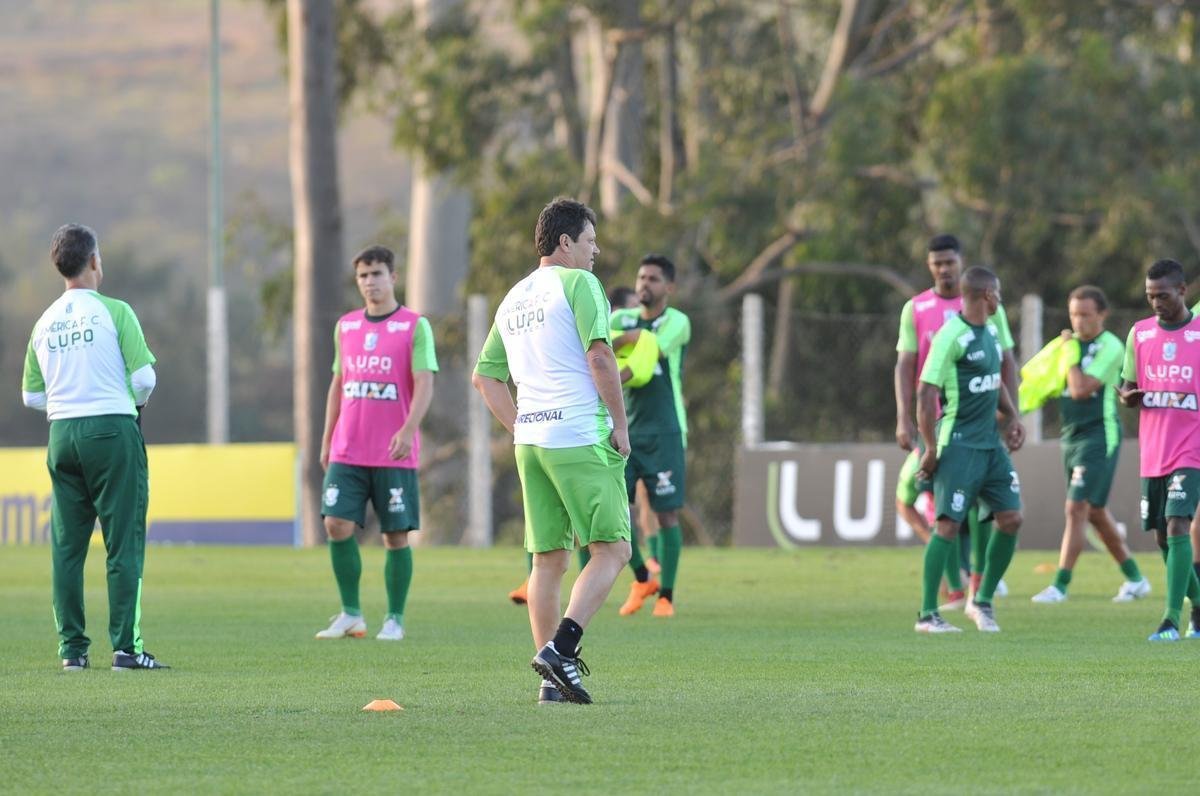 Depois de reunio com elenco e diretoria, Adilson Batista observou treino comandado por Drubscky no Amrica
