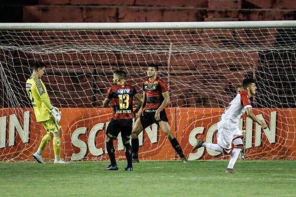 No segundo tempo, o Sport ainda ampliou o placar com Jean Patrick. Porém, com a expulsão do capitão Sander, o Imperatriz tomou a iniciativa do jogo e chegou ao empate com dois gols de Cesinha.