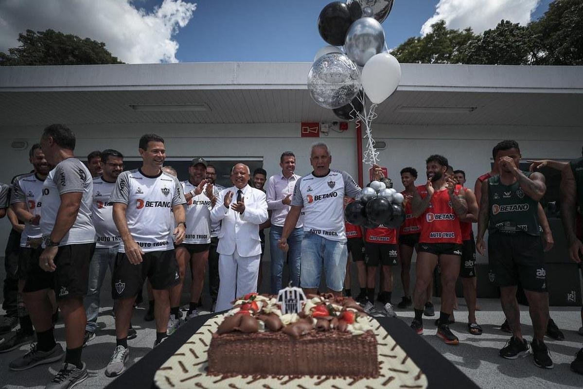 Comemorao pelo aniversrio do Galo e treino