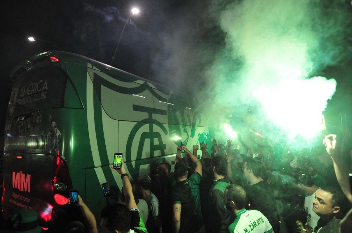 Fotos da torcida do Amrica nos arredores do Independncia, em Belo Horizonte, antes da bola rolar para o jogo contra o So Paulo, nesta quinta-feira (18). Partida valida pela volta das quartas de final da Copa do Brasil. 