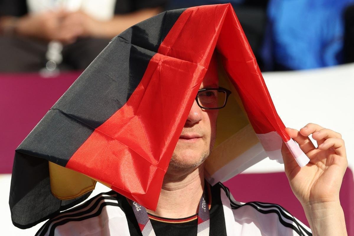 Torcedores nas arquibancadas do Estdio Internacional Khalifa, em Doha, na partida entre Alemanha e Japo, pelo Grupo E da Copa do Mundo 