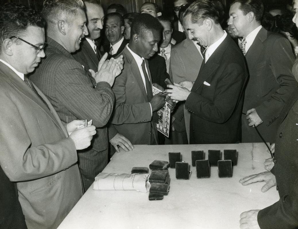 Pel recebe do governador de So Paulo, Janio Quadros, a medalha de ouro pela conquista da Copa do Mundo de 1958