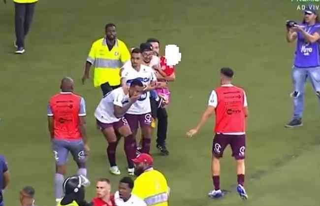 Torcedor do Inter invade campo com criança no colo e agride atleta do Caxias