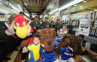 Raposinho e Raposo levaram Urubu, mascote do Flamengo, para conhecer o Mercado Central de BH; teve assdio de torcedores e interesse do carioca pelo queijo mineiro