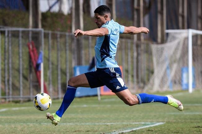 Fotos do treino do Cruzeiro neste domingo, na Toca da Raposa II. As novidades foram as presenas do atacante Rafa Silva, recuperado de incmodo no p direito, e dos recm-contratados Luis Felipe (zagueiro, ex-PSV da Holanda) e Bruno Rodrigues (atacante, ex-Famalico de Portugal)