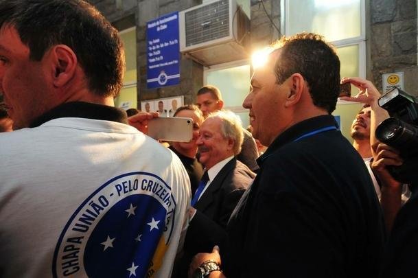 Wagner Pires de S venceu eleio com 235 votos e  o novo presidente do Cruzeiro. Ele comendar o clube no trinio 2018, 2019 e 2020. Srgio Santos Rodrigues, apoiado por Zez Perrella, ficou com 200 votos no pleito.