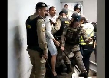 Vídeo postado nas redes sociais mostra torcedor do Fluminense dominado por seis PM's Em dado momento, rapaz recebe golpe no rosto com uma arma