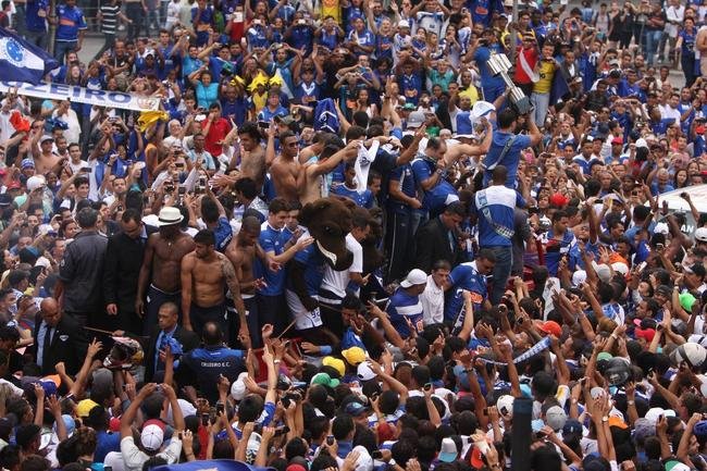 Depois de vencer o Vitria por 3 a 1 no Barrado, em Salvador, na noite de 13 de novembro de 2013, e confirmar o tricampeonato brasileiro, o Cruzeiro desembarcou em Confins numa quinta-feira e foi recebido por milhares de pessoas nas ruas de Belo Horizonte. O elenco desfilou em carro pela Avenida Antnio Carlos, pela Avenida Afonso Pena, no Centro, e foi em direo  sede do Barro Preto. Esta, sem dvida, foi a festa que envolveu o maior nmero de pessoas na capital mineira.
